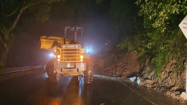 Jalur Payung Songgoriti Longsor, Malang-Kediri Tutup Total