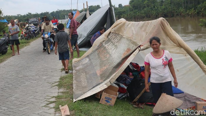 Korban Banjir di Jombang Pilih Tinggal di Tanggul Sungai Brantas