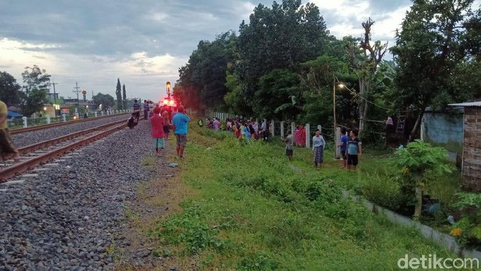 Pedagang Kerupuk Keliling Tertabrak Kereta Api di Perlintasan Jombang