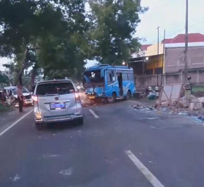 Mobil Adu Banteng dengan Minibus di Madiun, 2 Orang Luka Berat