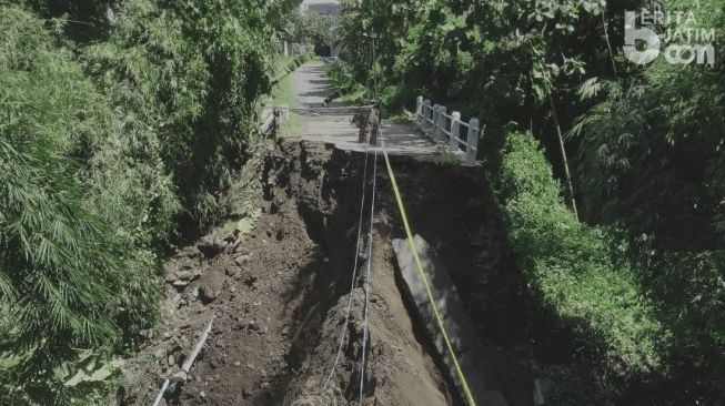 Hujan Deras Bikin Jembatan Putus, 600 Warga di Magetan Terisolasi