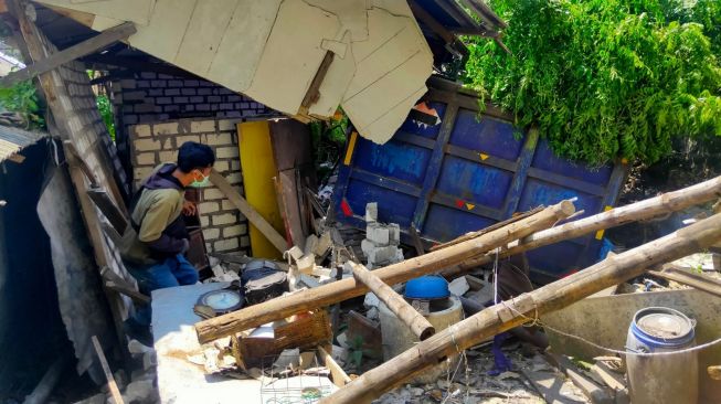 Sopir Hilang Kendali setelah Lewati Makam, Truk Seruduk Rumah di Gresik