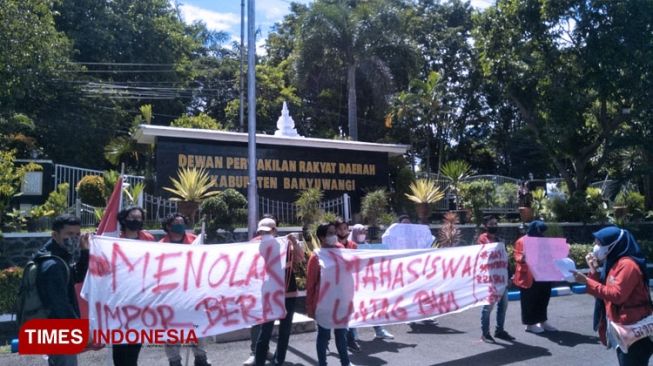 Mahasiswa Banyuwangi Tolak Rencana Impor Beras di Depan Gedung DPRD