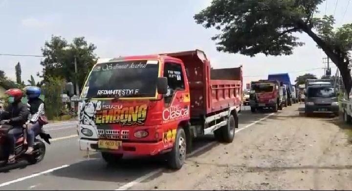 Puluhan Truk Diparkir di Jalan Raya Madiun-Surabaya, Ada Apa?