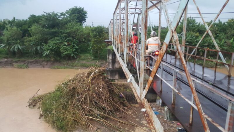Sampah Bambu Menggunung Nyangkut di Jembatan, Warga Madiun Khawatir