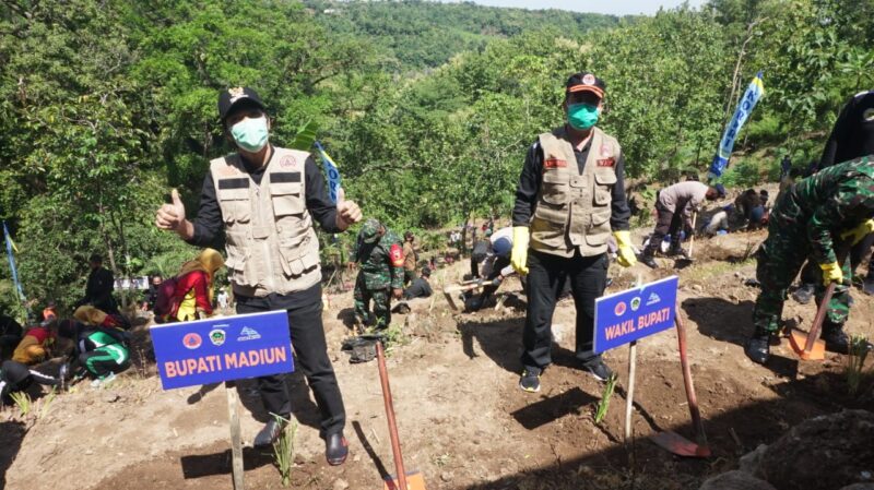 Peringati Hari Air Sedunia, Bupati Madiun Tanam 10.000 Bibit Vertiver di Lereng Gunung Wilis