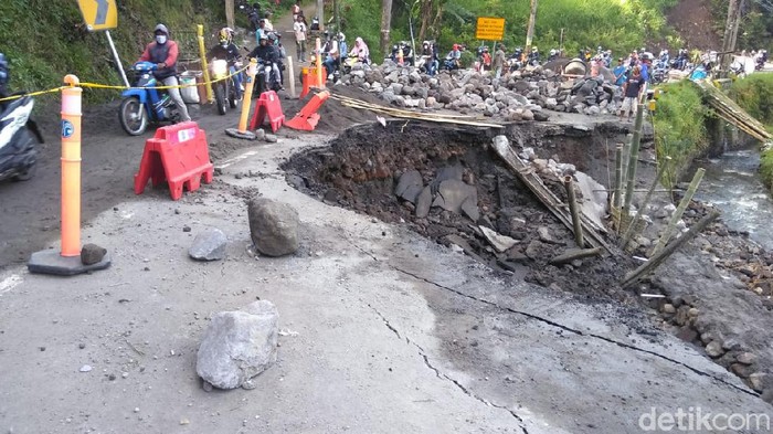 Bahu Jalan di Pujon Ambles, Perbaikan Akses Malang-Kediri Butuh 10 Hari