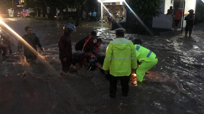 Magetan Banjir, 3 Sepeda Motor Terseret Arus