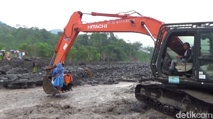 Terjebak Banjir Lahar Gunung Semeru, 20 Tenaga Medis Dievakuasi Pakai Ekskavator