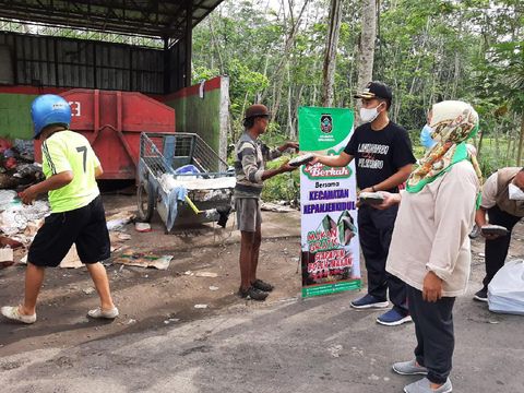 Jumat Berbagi, Camat di Blitar Borong Makanan untuk Dibagi-Bagikan