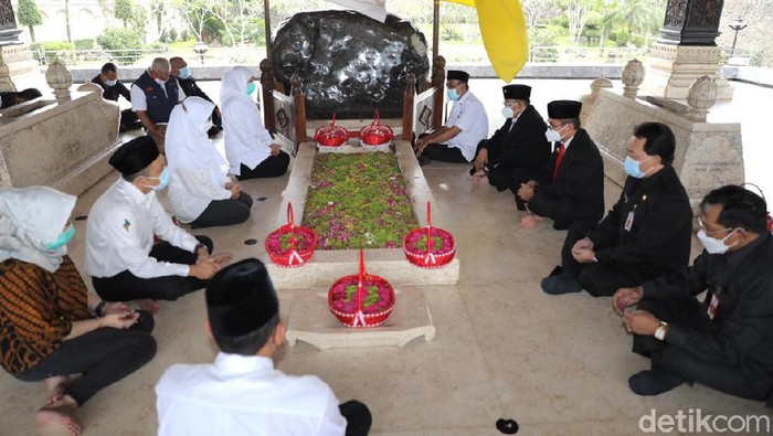 Seusai Sertijab, Gubernur Ajak Bupati-Wali Kota Ziarah ke Makam Bung Karno