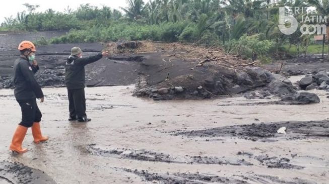 Kawasan Semeru Hujan Deras, Lahar Dingin Terjang Lahan Pertanian