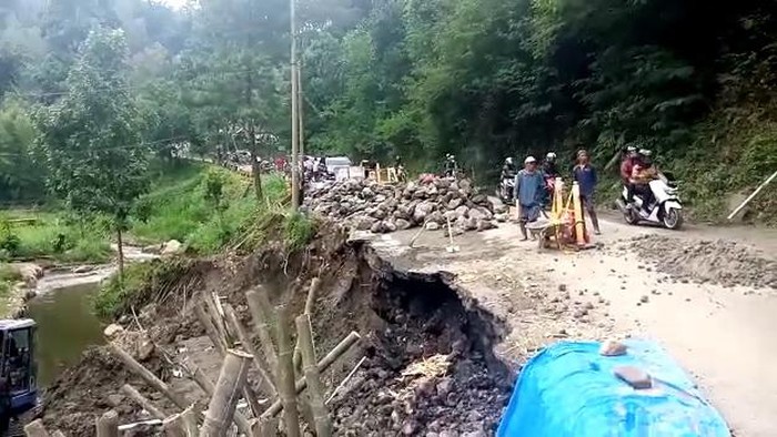 Jalan di Pujon Kembali Ambles, Batu-Kediri Hanya untuk Sepeda Motor