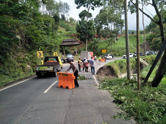 Bahu Jalan di Pujon Ambles, Kota Batu-Kediri Buka Tutup