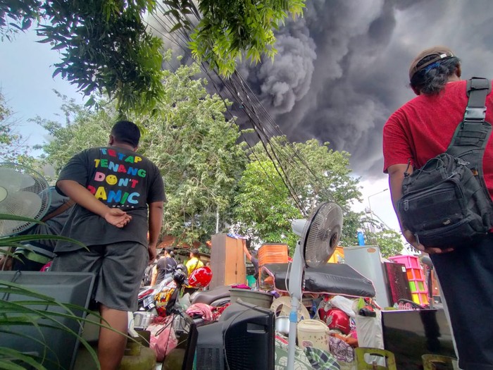 Pabrik Plastik di Surabaya Terbakar, Api Merembet ke Perkampungan