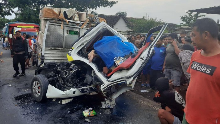 Truk Vs Pikap di Banyuwangi, Sopir Pikap Meninggal di Tempat