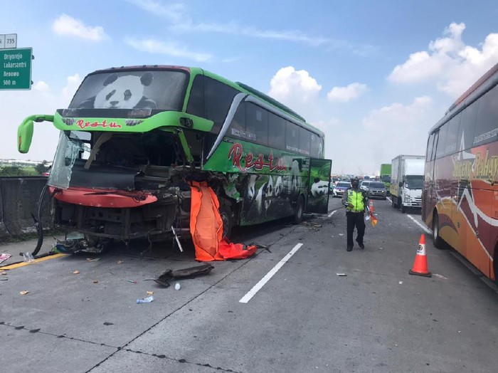 Bus Restu Tabrak Tronton di Tol Sumo, 1 Meninggal, 4 Luka-Luka