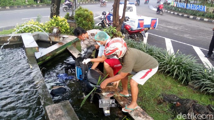 Tabrak Taman Kota Lalu Tercebur Kolam, Pengendara Motor di Sidoarjo Meninggal