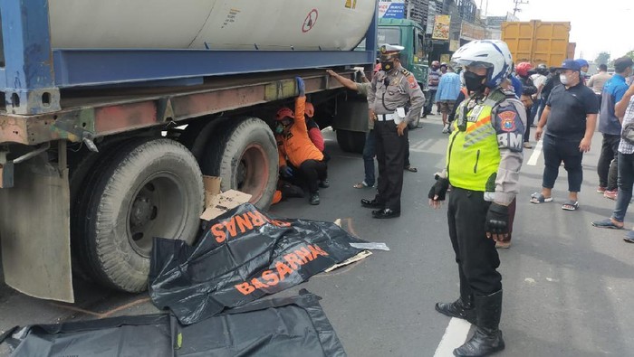 Motor Pasutri di Sidoarjo Ditabrak Truk, Suami Meninggal Istri Luka Berat