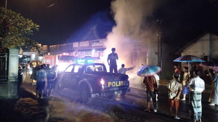 Distarter Berkali-Kali, Sedan BMW Malah Terbakar di Pinggir Jalan Jember