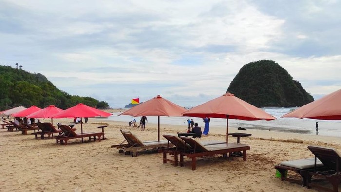 Isu Tsunami, Pantai Pulau Merah Banyuwangi Sepi Pengunjung