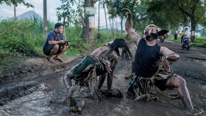 Kritik Jalan Rusak, Seniman Trenggalek Berenang di Kubangan Jalan