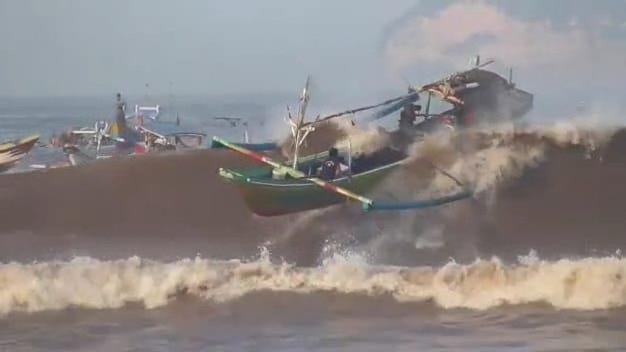 Dihantam Ombak 3 Meter, 4 Perahu Nelayan Karam dan 1 ABK Hilang di Jember