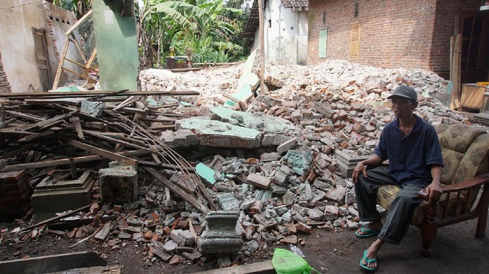 Mantan Suami Tak Bayar Rp30 Juta, Wanita di Mojokerto Hancurkan Rumah Rata dengan Tanah