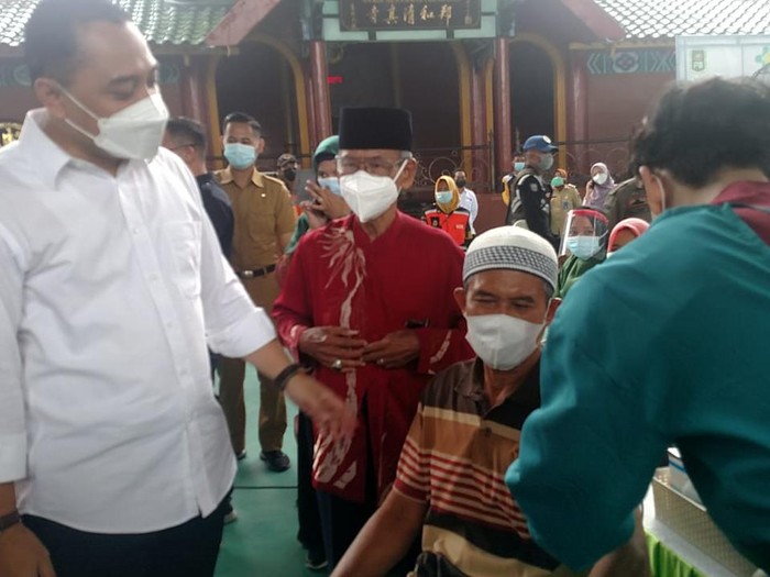 Geber 1.000 Vaksin, Wali Kota: Warga Surabaya Bisa Tarawih di Masjid