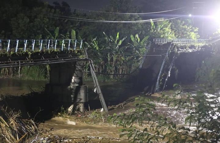 Diterjang Air Sungai, Jembatan Patihan Madiun Putus