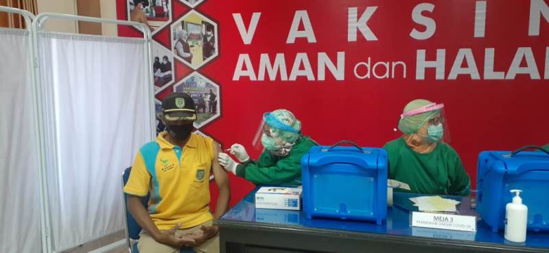 Jelang Idulfitri, Pedagang Pasar di Madiun Disuntik Vaksin Covid-19