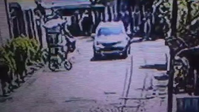 Terekam Kamera CCTV, Bocah Malang Meninggal Tertabrak Mobil saat Bersepeda