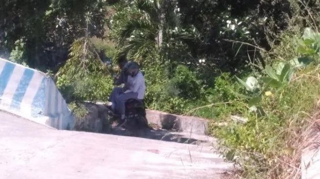 Berpacaran Pakai Seragam Sekolah di Area Makam, Sejoli Terekam Kamera CCTV