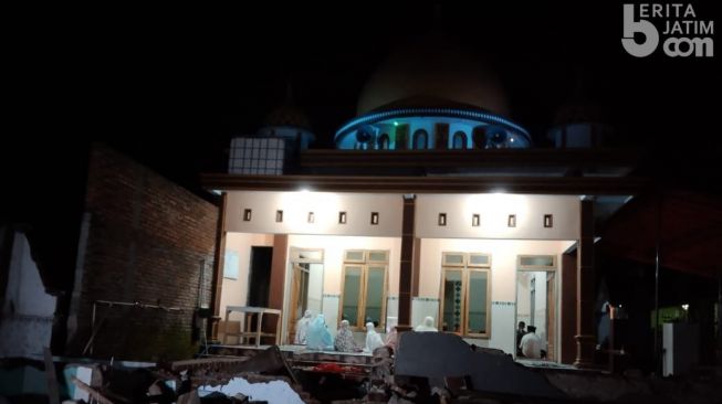 Kisah Warga Korban Gempa Malang Salat Tarawih di Puing-Puing Musala