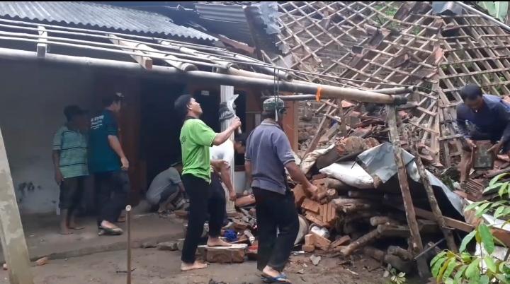 Rumah Tertimpa Tanah Longsor, Satu Warga Madiun Mengalami Luka-Luka