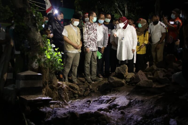 Kunjungi Lokasi Banjir Magetan, Mensos Risma Sarankan Tebing Sungai Diperkuat Bronjong