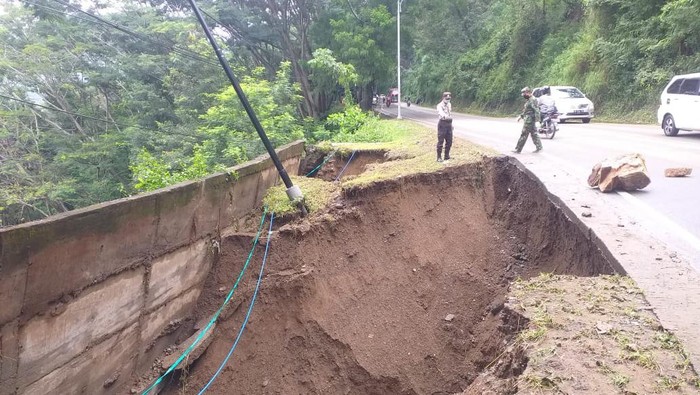 Awas, 2 Lokasi Bahu Jalan Trenggalek-Ponorogo Longsor