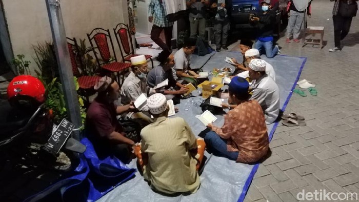 Tetangga Gelar Yasinan di Rumah Kru KRI Nanggala-402 di Surabaya