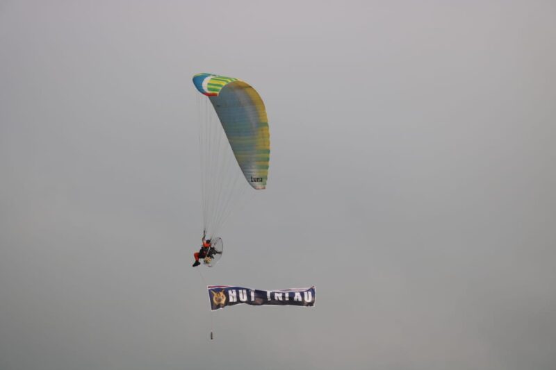 Atraksi Paramotor di Langit Lanud Iswahjudi Meriahkan Peringatan HUT Ke-75 TNI AU