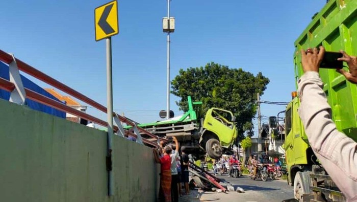 3 Truk Tabrakan di Jembatan Gresik, Jalanan Macet hingga 1 Kilometer