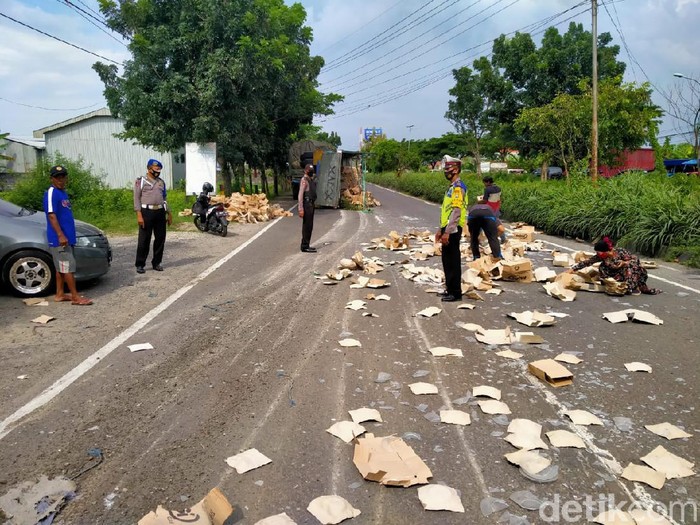 Truk Terguling di Lamongan, Muatan Piring Berserakan di Jalan