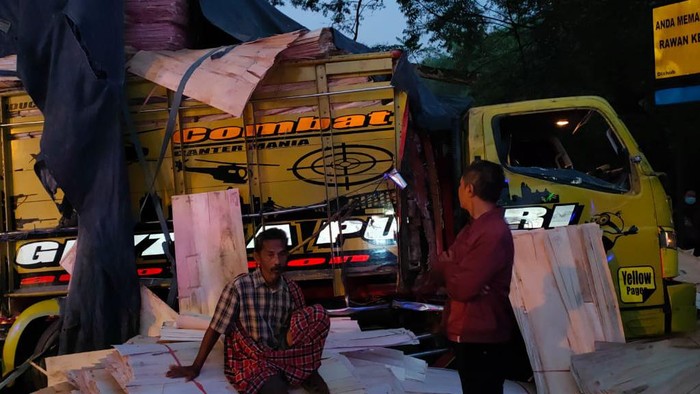 Bus Sugeng Rahayu Hantam Truk di Ngawi, 3 Luka-Luka