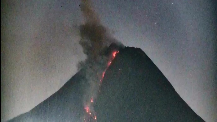 Gunung Merapi Kembali Luncurkan 3 Kali Awan Panas