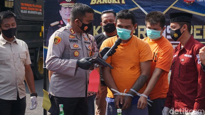 Temukan Pistol di Kebun, Warga Pasuruan Rampas Sepeda Motor