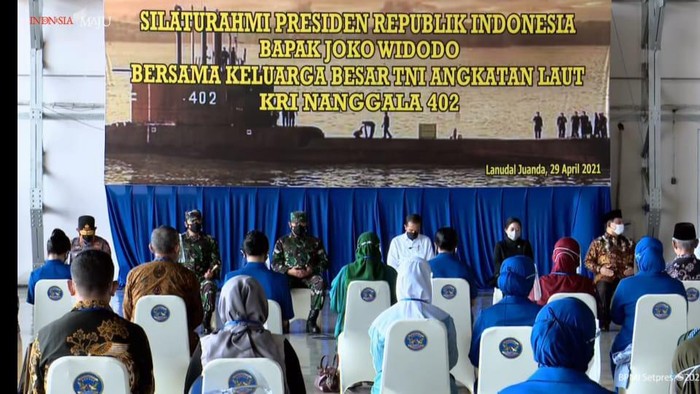 Bertemu Istri Kru Nanggala-402, Jokowi akan Bangunkan Rumah