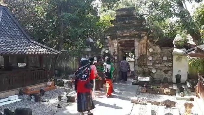 Peziarah Ramai Ngalap Berkah Ramadan di Makam Sunan Bonang