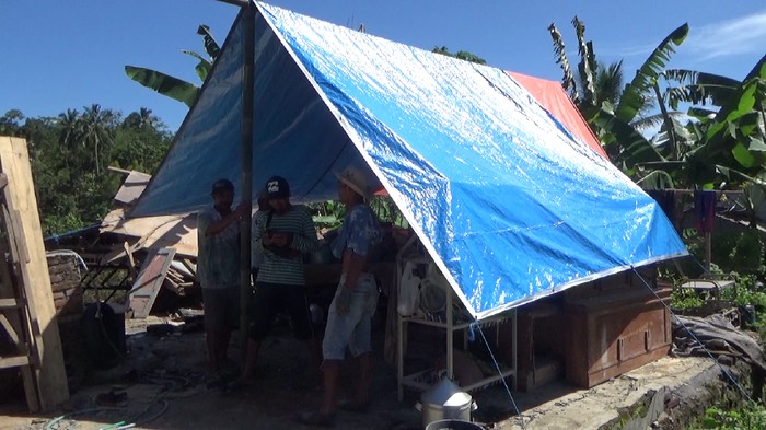 Terdampak Gempa Malang, Warga Lumajang Bangun Tenda di Depan Rumah