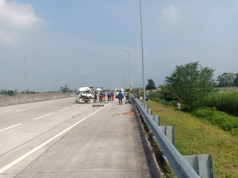 Mobil Rombongan Pemudik Tabrak Truk di Jalan Tol Madiun, 4 Orang Alami Luka-Luka