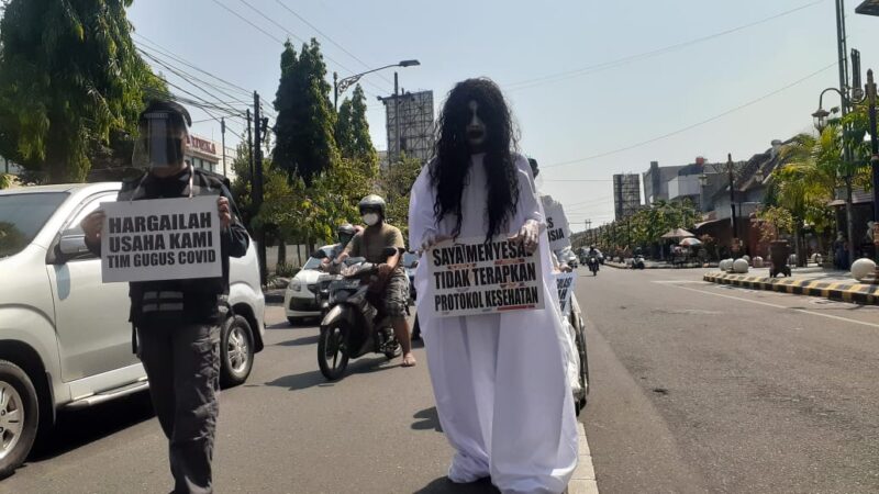 Di Madiun, Kuntilanak Berburu Pelanggar Protokol Kesehatan Covid-19