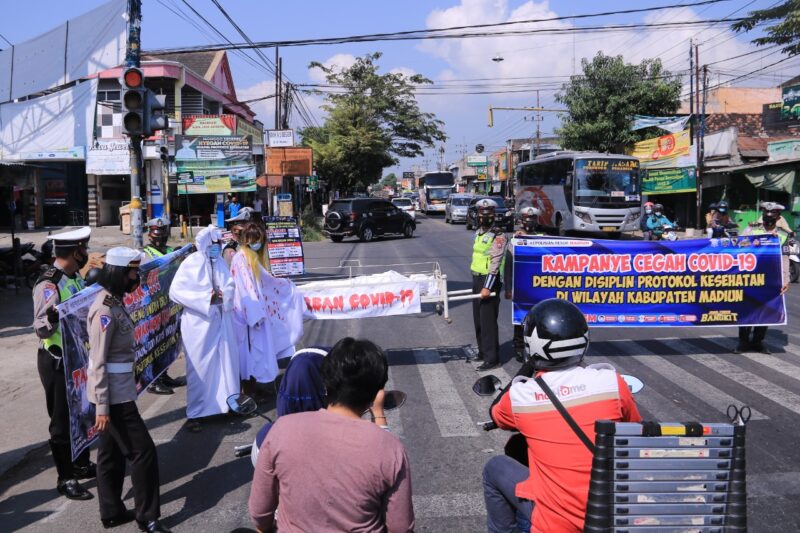 Serem, Ada Pocong Covid-19 di Perempatan Pagotan Madiun